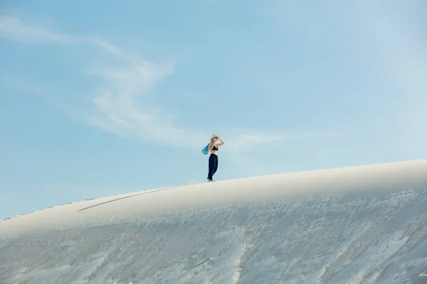 夏天在沙漠的白沙滩上行走的女人 — 图库照片