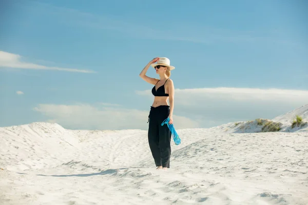 Woman Walking White Sand Dune Desert Summer — Φωτογραφία Αρχείου
