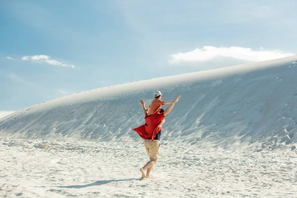 Father Son White Sand Desert Summer Time — ストック写真