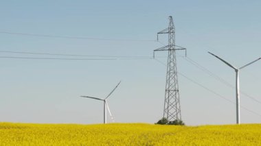 Wroclaw, Polonya yakınlarındaki bir rüzgar jeneratörünün döner bıçakları 