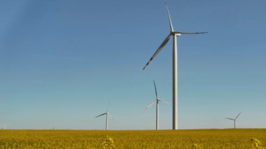 Wroclaw, Polonya yakınlarındaki bir rüzgar jeneratörünün döner bıçakları 