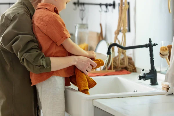 Madre Con Hijo Están Lavando Placa Cocina —  Fotos de Stock