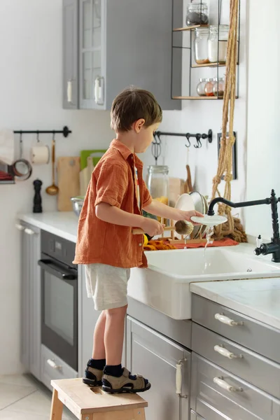 Kleine Jongen Wasbord Keuken — Stockfoto