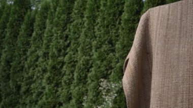 Temizlik ve yıkamadan önce doğa dostu kenevir halısı.