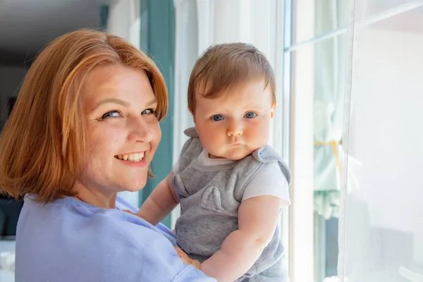 Mère Ukrainienne Avec Fille Enfant Debout Près Fenêtre Dans Maison — Photo