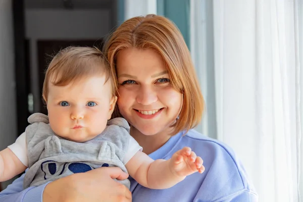 Madre Ucraniana Con Bebé Hija Pie Cerca Ventana Casa —  Fotos de Stock