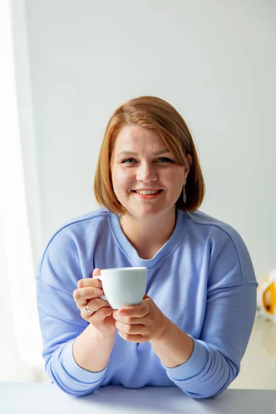 Smiling Ukrainian Migrant Woman Sit Table Cup Breakfast — Stock Photo, Image