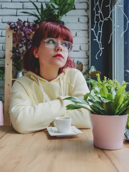 Stylische Rothaarige Teenager Mädchen Mit Einer Tasse Kaffee Sitzen Tisch — Stockfoto
