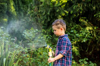 Küçük çocuk baharda bahçede oynuyor.