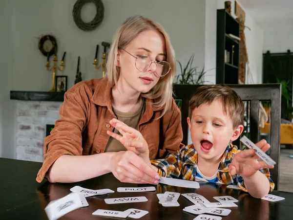 Annem Oğluna Evde Masada Kartların Üzerinde Nasıl Konuşulacağını Öğretiyor — Stok fotoğraf