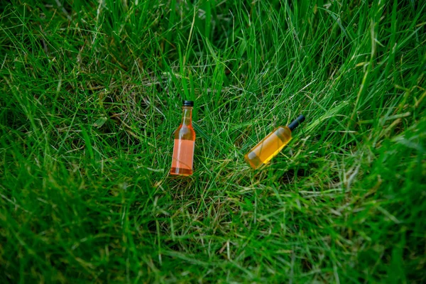 Miniaturowa Butelka Alkoholu Zielonej Trawie — Zdjęcie stockowe