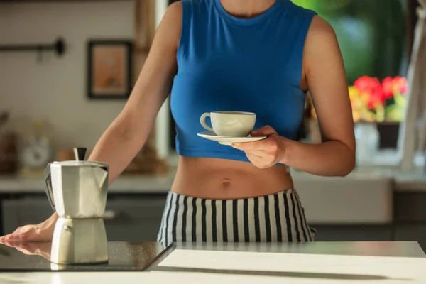 Kvinna Med Kopp Kaffe Köket Hemma — Stockfoto