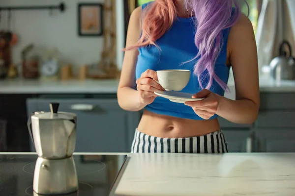 Kobieta Filiżanką Kawy Kuchni Domu — Zdjęcie stockowe