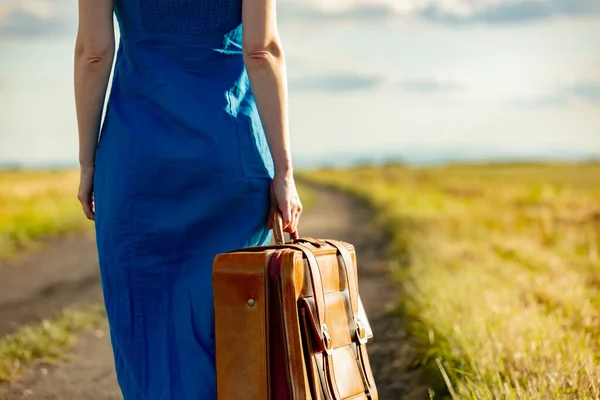 Ragazza Abito Blu Con Valigia Strada Campagna Estate — Foto Stock