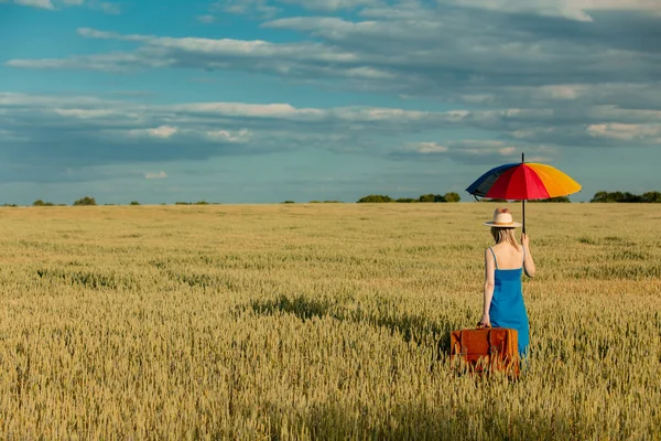 Ragazza Abito Blu Con Valigia Ombrello Campo Grano — Foto Stock