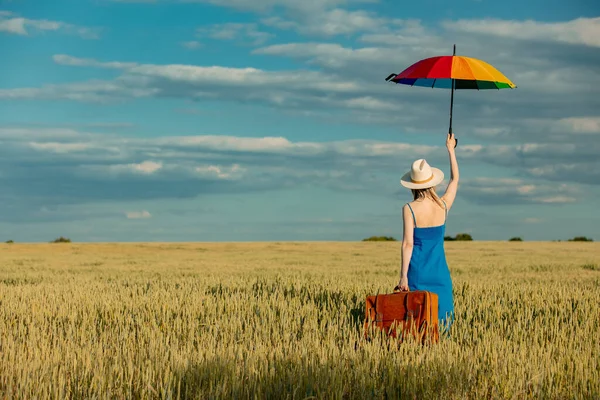 Дівчина Блакитній Сукні Валізою Парасолькою Пшеничному Полі — стокове фото