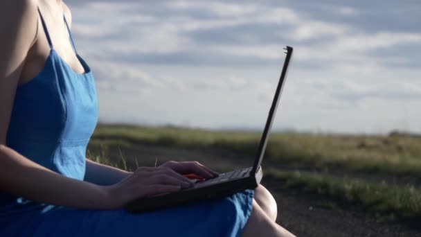 Femeie Laptop Uri Stă Drumurile Rurale — Videoclip de stoc