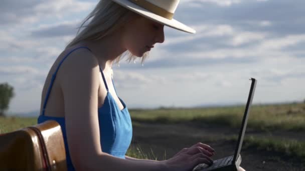 Wanita Dengan Komputer Laptop Duduk Jalan Pedesaan — Stok Video