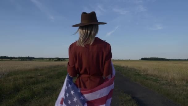 Donna Usa Bandiera Cappello Strada Campagna — Video Stock
