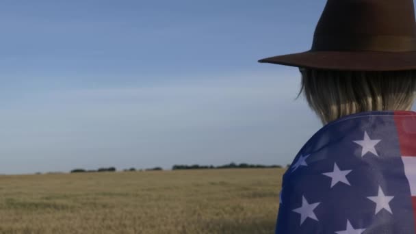 Mulher Nos Eua Bandeira Chapéu Estrada País — Vídeo de Stock