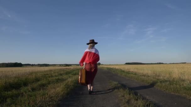 Bandera Chica Polonia Con Maleta Carretera Campo Puesta Del Sol — Vídeo de stock