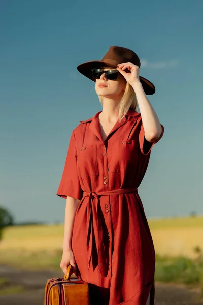Meisje Rode Jurk Met Koffer Het Platteland Weg Zonsondergang — Stockfoto
