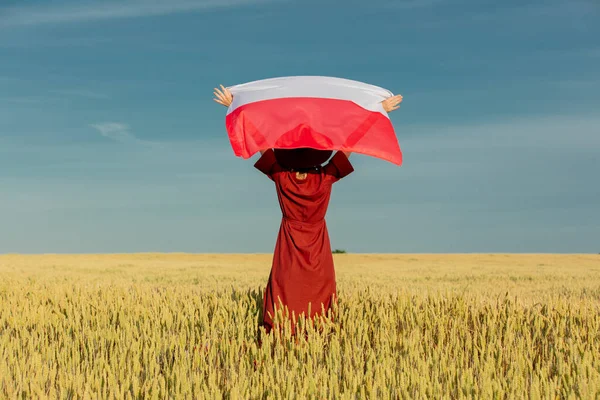 Meisje Met Poolse Vlag Tarweveld Blauwe Lucht Achtergrond — Stockfoto