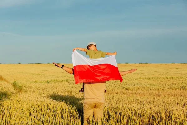 Padre Con Hijo Bandera Polonia Campo Trigo —  Fotos de Stock