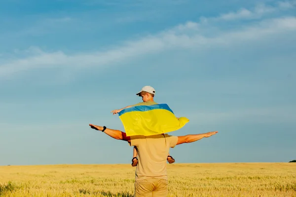 Padre Con Figlio Bandiera Ucraina Sul Campo Grano — Foto Stock