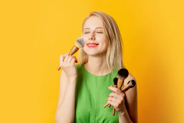 Chica Con Estilo Vestido Verde Con Pinceles Maquillaje Sobre Fondo —  Fotos de Stock