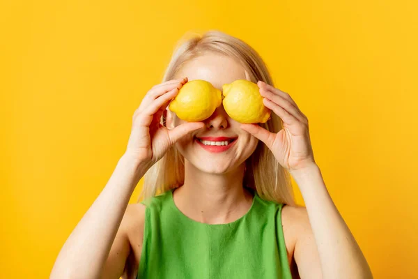 Menina Elegante Vestido Verde Com Limões Fundo Amarelo — Fotografia de Stock