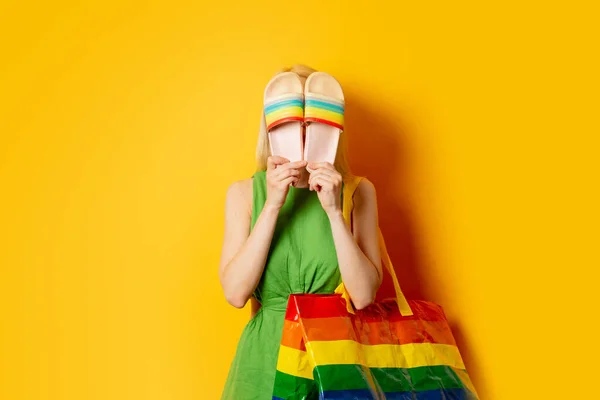 Stijlvol Meisje Met Regenboogzak Sandalen Gele Achtergrond — Stockfoto