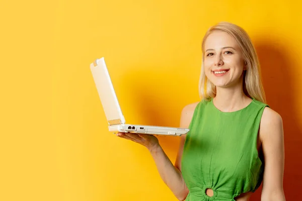 Stílusos Lány Zöld Ruhában Laptop Számítógép Sárga Háttér — Stock Fotó
