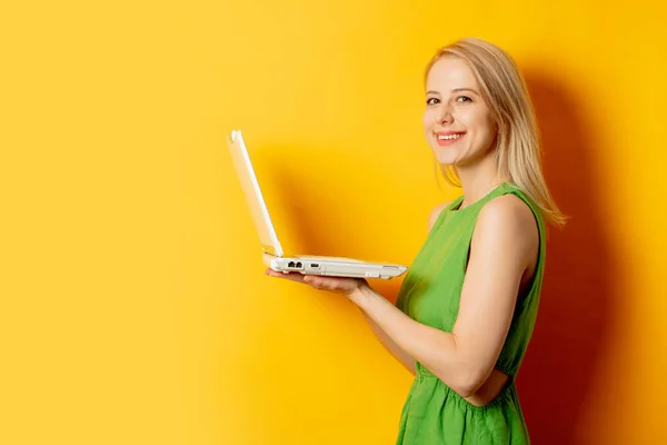Menina Elegante Vestido Verde Com Computador Portátil Fundo Amarelo — Fotografia de Stock