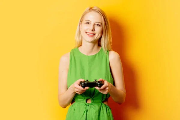 Menina Elegante Vestido Verde Com Controlador Jogo Fundo Amarelo — Fotografia de Stock