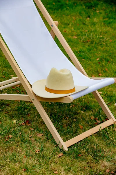 Wooden Chair Hat Garden — Foto Stock