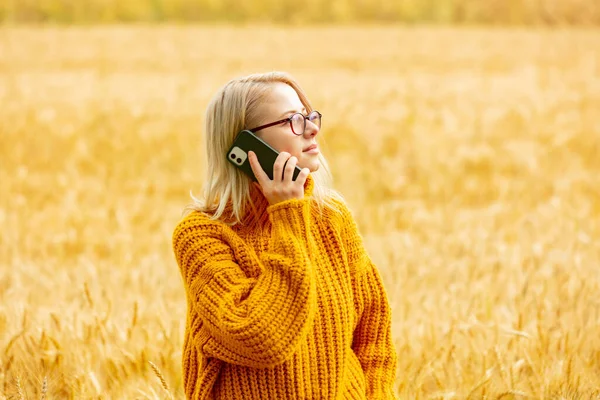Stylish Girl Eyeglasses Yellow Sweater Mobile Phone Wheat Field — Stock Photo, Image
