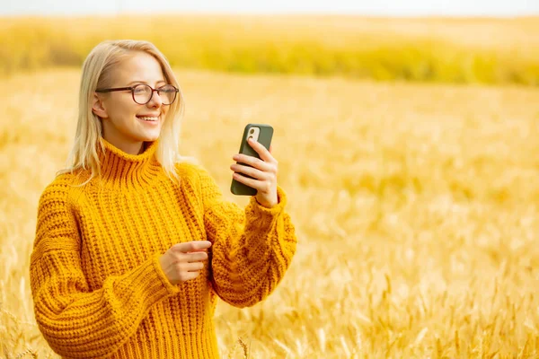 Chica Con Estilo Gafas Suéter Amarillo Con Teléfono Móvil Campo — Foto de Stock