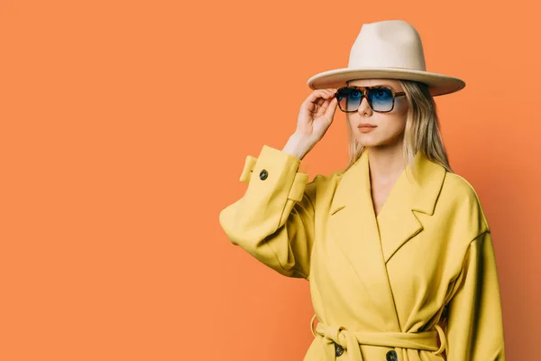 Stylish 80S Woman Eyeglasses Hat Jacket Orange Background — Stockfoto