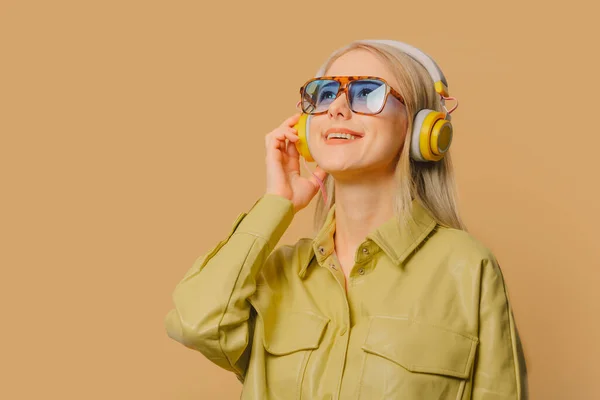 Stylish 80S Woman Eyeglasses Headphones Brown Background — Stock Fotó
