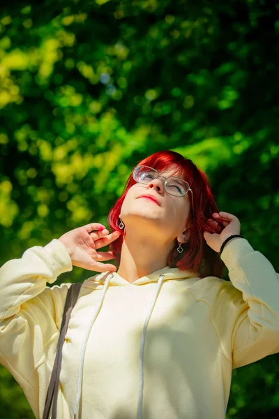 Sonbahar Sezonu Parkında Gözlüklü Şık Kızıl Saçlı Kız — Stok fotoğraf