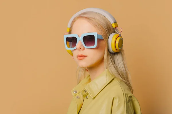 Stylish 80S Woman Eyeglasses Headphones Brown Background — Stock Fotó