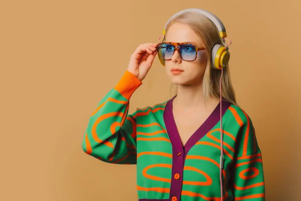 Stylowa Kobieta Lat Tych Okularach Słuchawkach Brązowym Tle — Zdjęcie stockowe