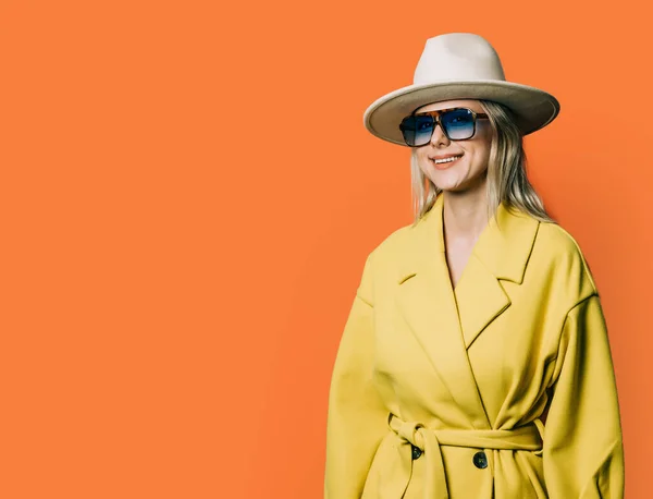 Stylish 80S Woman Eyeglasses Hat Jacket Orange Background — ストック写真