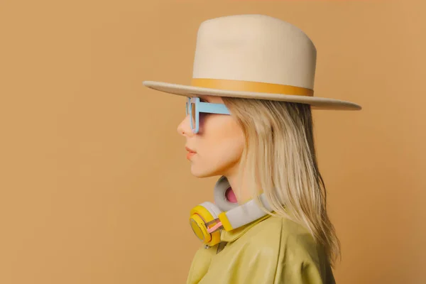 Stylish 80S Woman Eyeglasses Headphones Hat Brown Background — Φωτογραφία Αρχείου