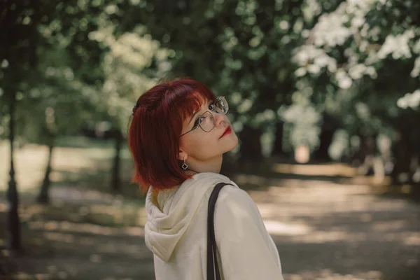 Menina Ruiva Elegante Óculos Parque Temporada Outono — Fotografia de Stock