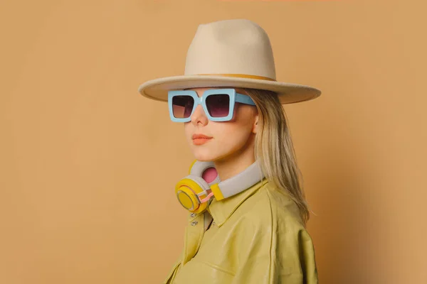Stylish 80S Woman Eyeglasses Headphones Hat Brown Background — 图库照片