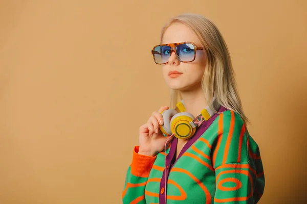 Mulher Elegante Dos Anos Óculos Fones Ouvido Fundo Marrom — Fotografia de Stock