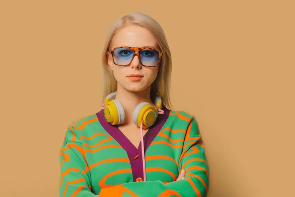 Κομψή Γυναίκα Της Δεκαετίας Του Γυαλιά Και Ακουστικά Καφέ Φόντο — Φωτογραφία Αρχείου