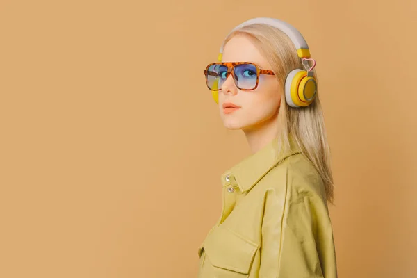 Stylish 80S Woman Eyeglasses Headphones Brown Background —  Fotos de Stock